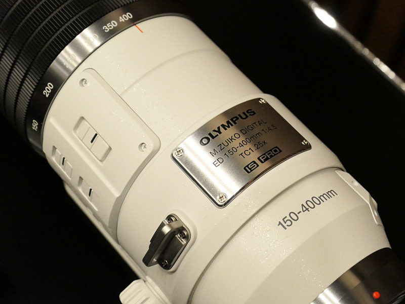 "白筒"といえば長らくキヤノンのイメージだったが、最近はプロ向け望遠ズームの象徴として広まりつつある。