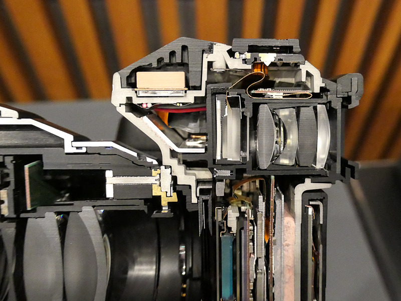 上部の黄色い長方形がGPSセンサー。EVFの光学系は新規設計。イメージセンサー付近はヒートパイプを設け、4K動画撮影時の発熱に配慮している。