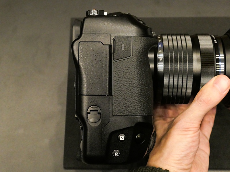 記録メディアスロットは、ツマミを引き起こして回転させる方式。防塵防滴性確保のために密閉性を高められるという。