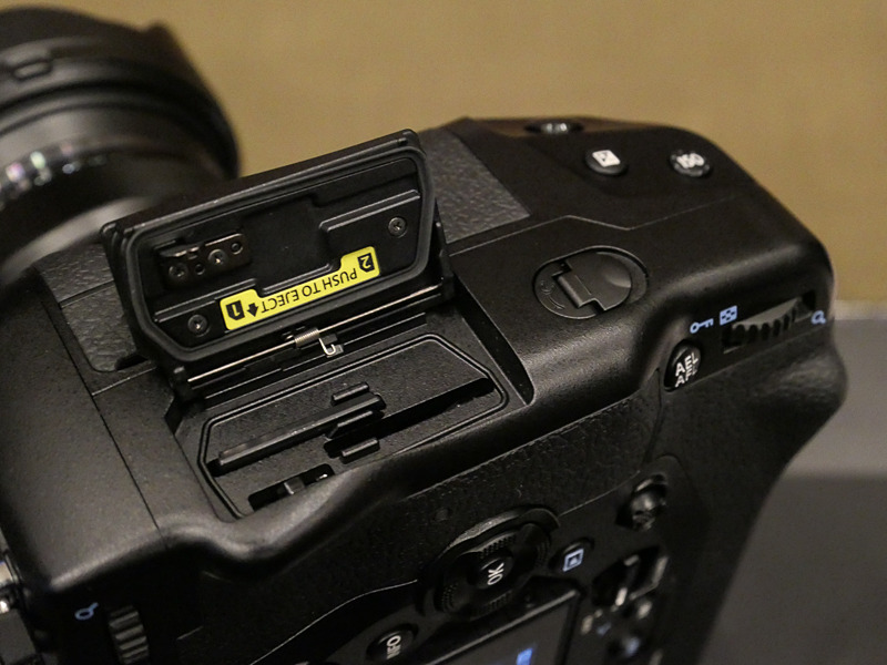 各種カバー部分は、防水カメラと同様のラバー素材でシーリング。