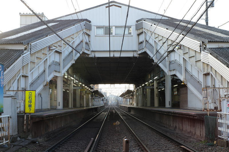 京成立石駅。この駅舎も変わるのだとか。レトロな雰囲気漂う京成線は好きな沿線である。<br><span class="fnt-85">X-Pro2 / XF35mmF1.4 R / 35mm（52.5mm相当） / 絞り優先AE（1/100秒・F8.0・±0EV） / ISO 400</span>