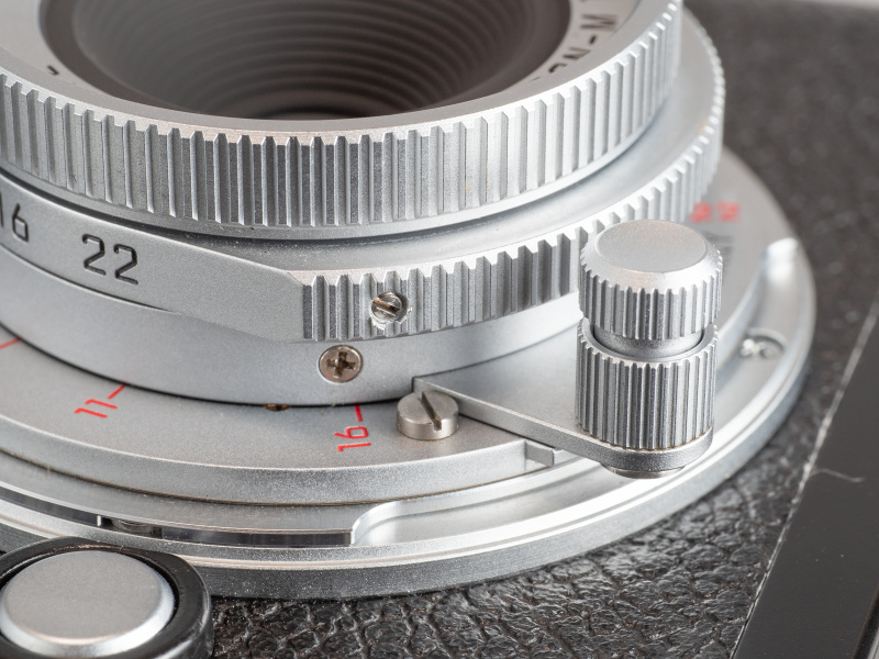 フォーカスレバー先端の無限遠ロックは、オリジナルよりもモダンな形状に変更されている。