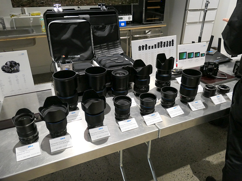 交換レンズ群。