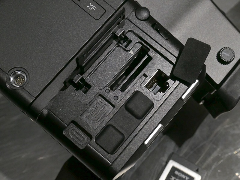 側面端子部。XQD、SD、Ethernet、USB Type-Cのほか、HDMIやシンクロ端子が備わる。