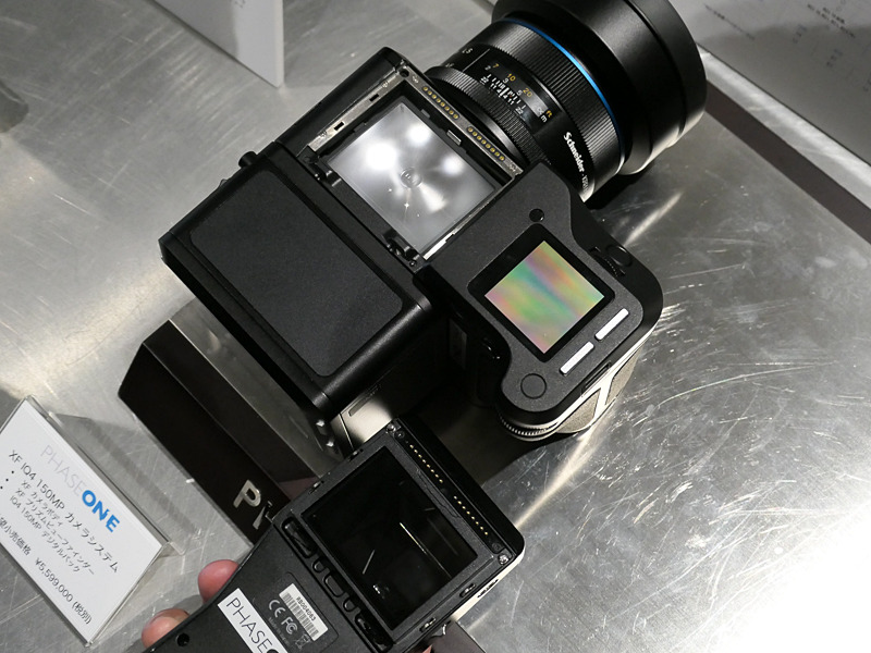 ファインダーは着脱式。