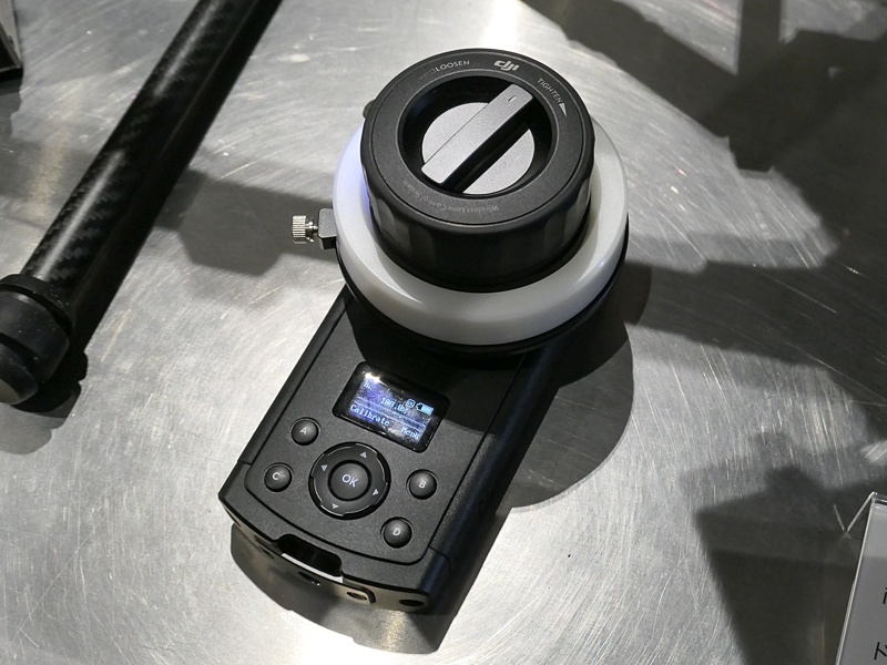 上の電動フォローフォーカスのリモコン。離陸前にピントを決めなくてもリモート操作できる。