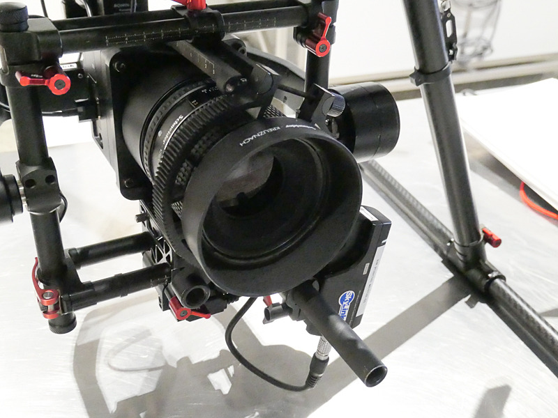 レンズ側面に電動フォローフォーカスを取り付け。