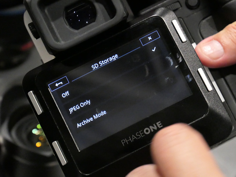 SDカードの設定。「JPEG only」にすると、XQDへのRAW記録に加え、Capture One Insideで現像されたJPEG画像がSDカードに記録される。
