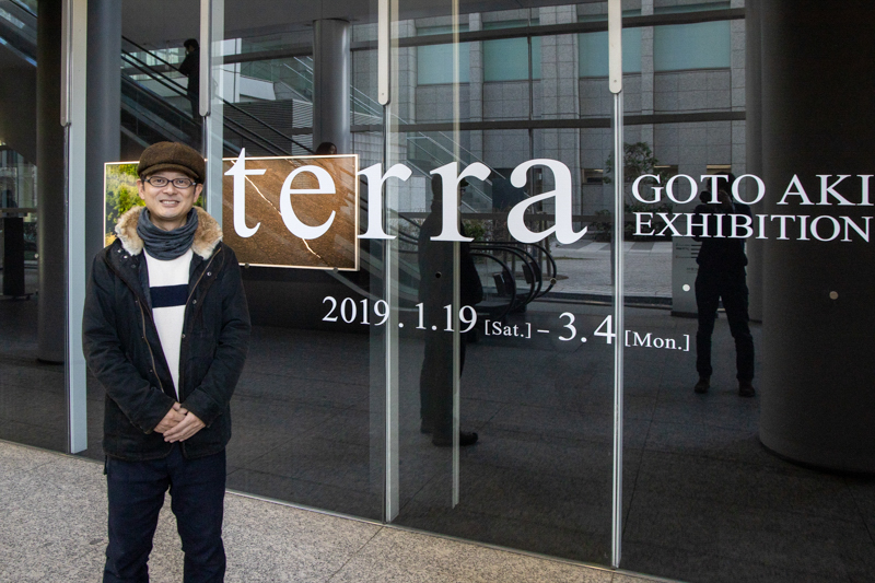GOTO AKIさん。会場のキヤノンギャラリーSの前で。