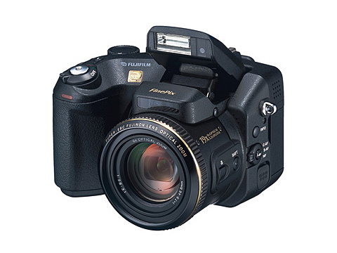 EVFを用いた高倍率ズーム機の例「富士フイルムFinePix S7000」（2003年発売）