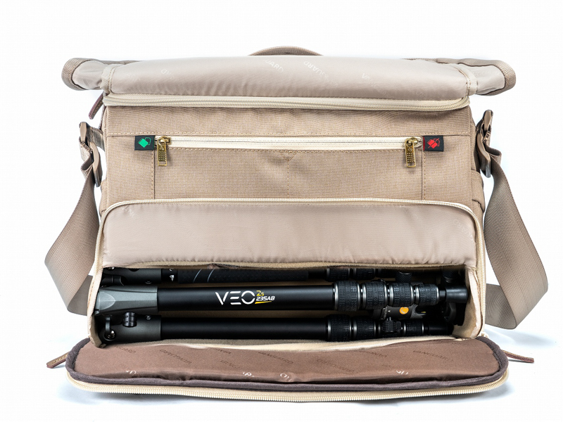 VEO RANGEショルダーバッグに三脚を収納したところ。