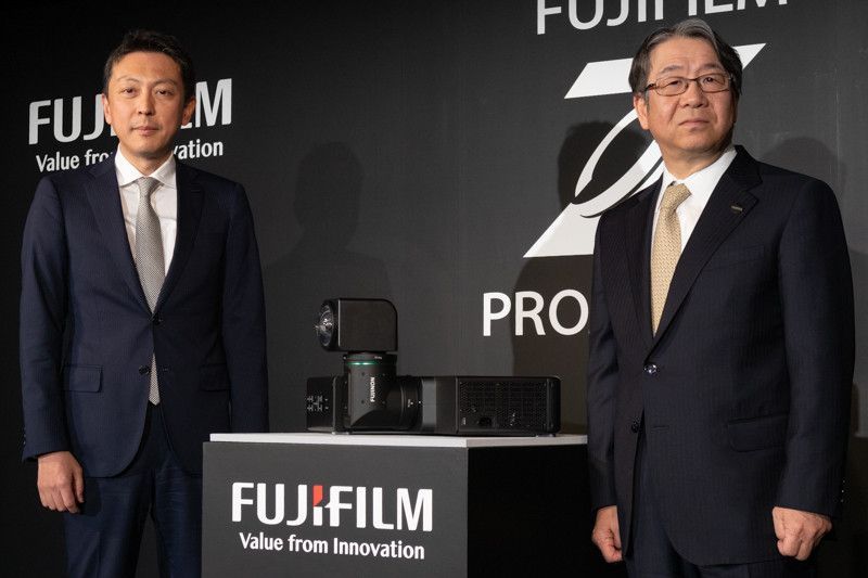 富士フイルム代表取締役社長COOの助野健児氏（右）、同社光学・電子映像事業部 事業部長の飯田年久氏（左）。