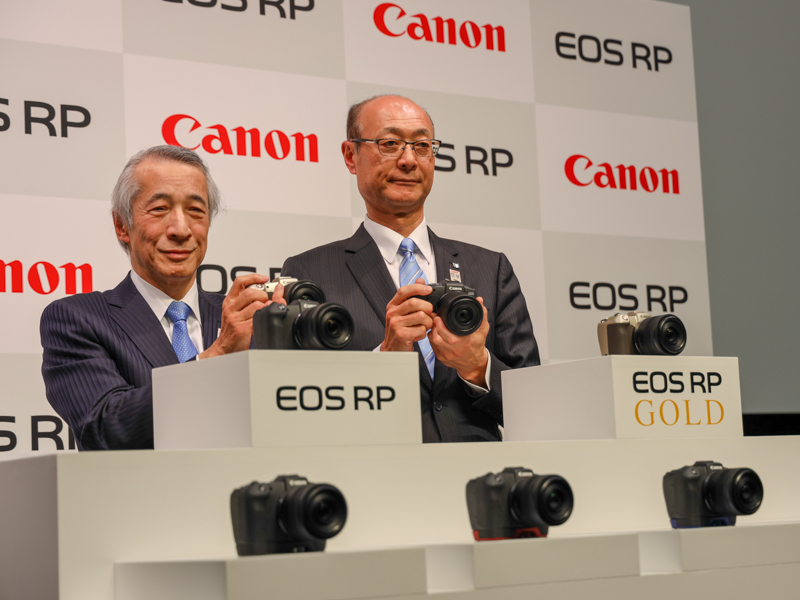 EOS RPを手にする戸倉剛氏（キヤノン株式会社 執行役員 イメージコミュニケーション事業本部長。右側）と松阪喜幸氏（キヤノンマーケティングジャパン株式会社 取締役 専務執行役員。左側）。