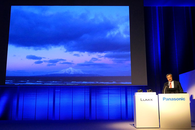 「LUMIX S1R、至福の写真のため」というテーマで話す相原正明氏。