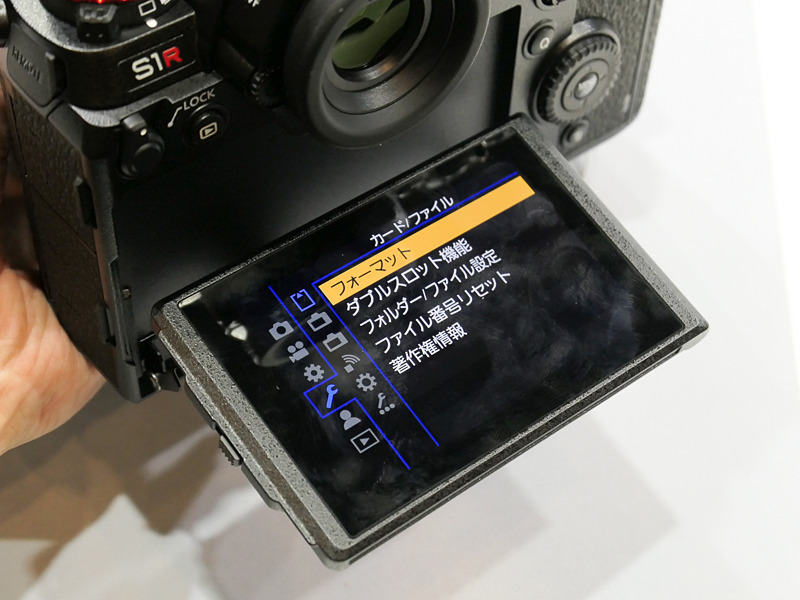 背面モニターは3軸チルトに対応。