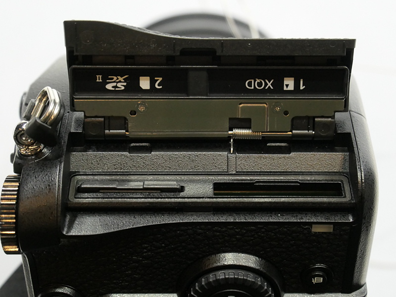 記録メディアスロット。XQDスロットはファームウェアアップデートでCFexpressにも対応予定。