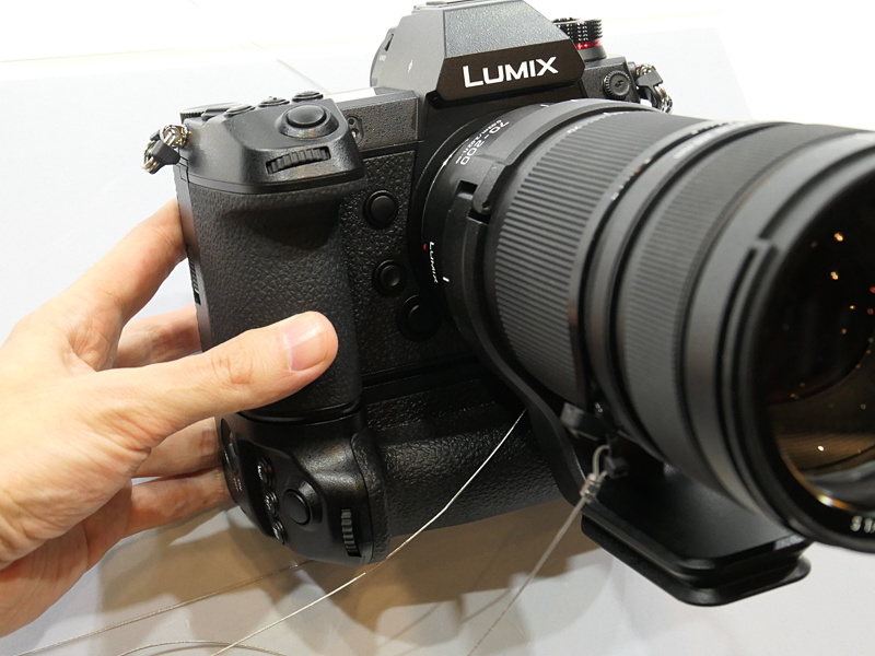 別売バッテリーグリップの装着例。