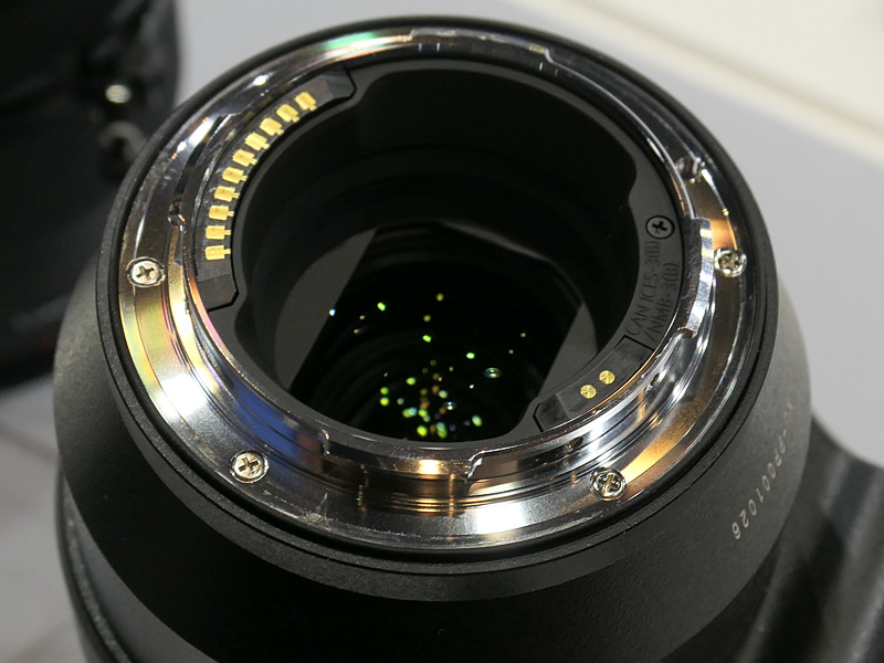 LUMIX S PRO 70-200mm F4 O.I.S.のみ、通常の10点に加えて反対側にもう2つの接点がある。これはテレコンバーター用とのこと。