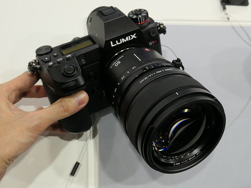LUMIX S PRO 50mm F1.4を装着。