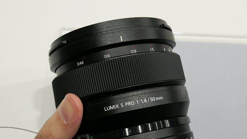 手前にピントリングを引くと距離指標が現れ、MFに移行する。