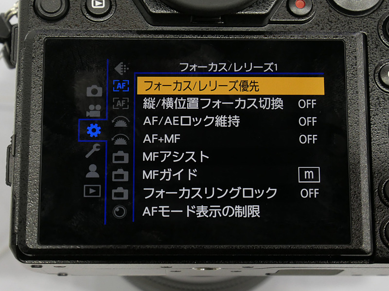 メニュー画面も再構成したという。ここでのタッチ操作はパソコンのプルダウンメニューのように「指を離したところを選択」という挙動のため、画面に触れている指を支点にしながら操作できる。