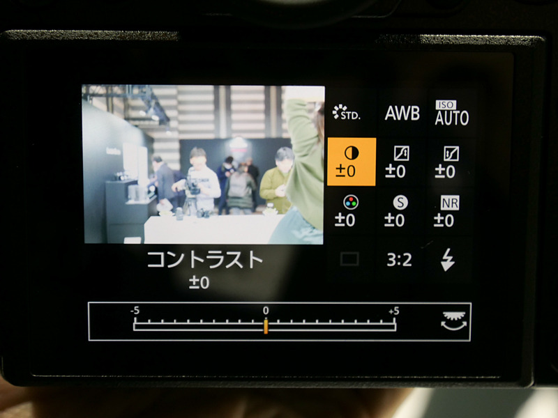 Q.MENUボタンを押したところ。あらゆる場面でタッチ操作を併用できる。