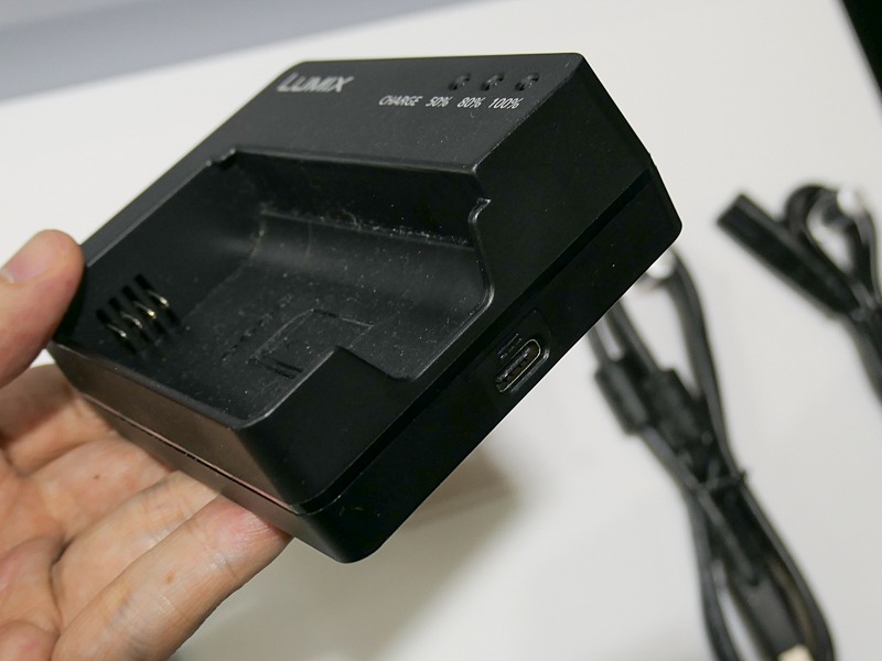 電源供給にUSB Type-C端子を用いているのが珍しい。