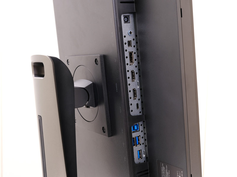 USB、HDMI、ディスプレイポートと端子類が並ぶ。端子はすべてパネル下部にあり、側面に端子はない（写真はディスプレイを縦にしたところ）。