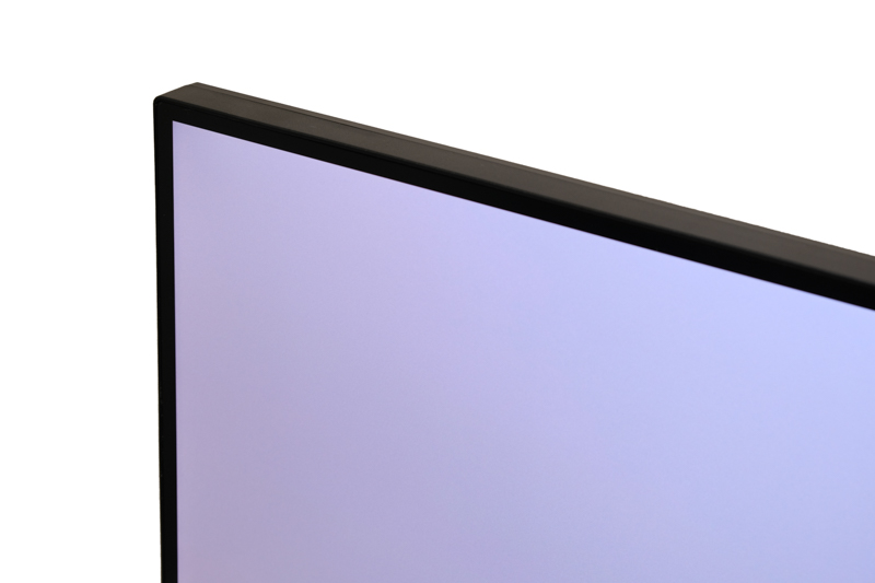 ベゼルはスリムな上に、液晶パネル面とフラットになっている。27型ディスプレイは無論大画面だが、スリムベゼルのおかげで圧迫感は少ない。