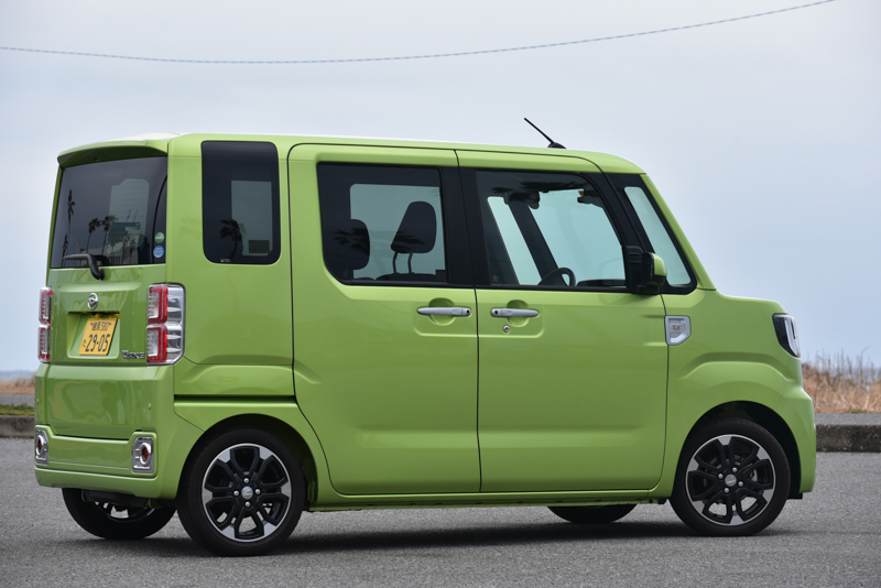 今回お借りしたのは、ダイハツウェイク Gターボ“レジャーエディションSA Ⅲ”の2WD。ひと足先に春の訪れを感じさせてくれる、鮮やかなボディカラーは「フレッシュグリーンメタリック」。