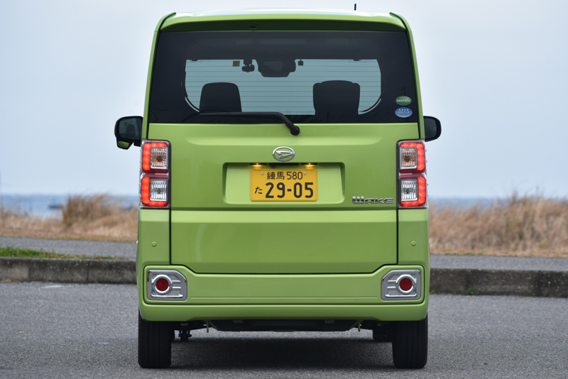 リアにはコーナーセンサーも装備されており、障害物と接近した際には音と画面表示それぞれでお知らせしてくれる。