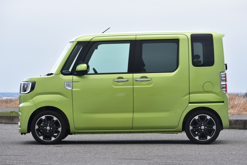 電動両側パワースライドドアは、ワンタッチオープン機能と予約ロック機能付。