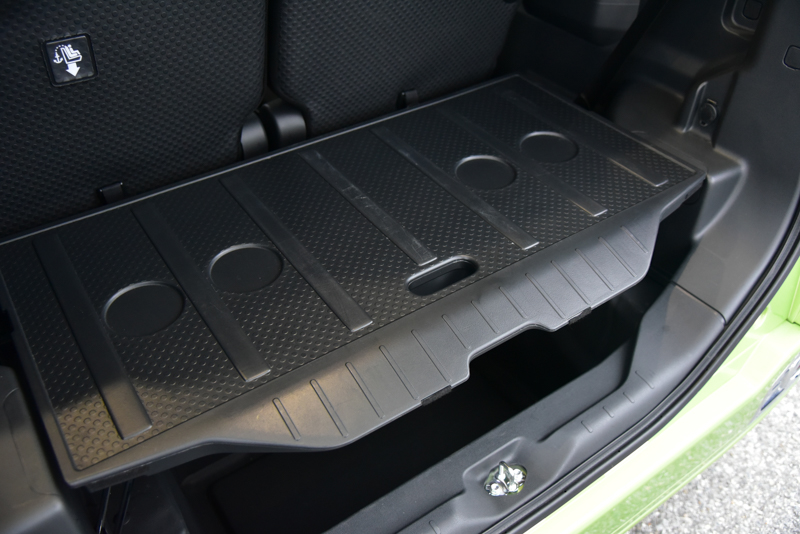 大容量のアンダートランク。上下2段デッキボードを活用する事で、荷物の形状や量に合わせてスペースを最大限効率良く使えるように工夫されている。防水素材のイージーケアフロアは、濡れた三脚やカメラバッグをそのまま載せても、汚れをサッと拭けるので、気にせず次の撮影へと集中できそうだ。