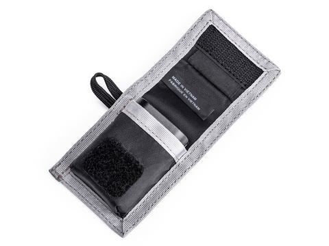 シンクタンクフォト、一眼レフ用バッテリー1本が入る小型ケース