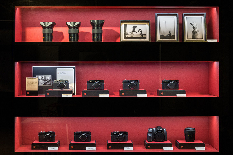 ライカプロフェッショナルストア東京のアプルーブドコーナー。展示してあるもの以外にも、バックヤードに別の在庫があることも。どれも程度は新品と見間違うくらい美しい。