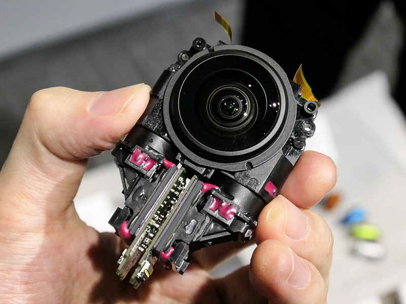 レンズユニット。プリズムでレンズの下部に光を導き、外向きに2つ備わっているCMOSセンサーに結像する。