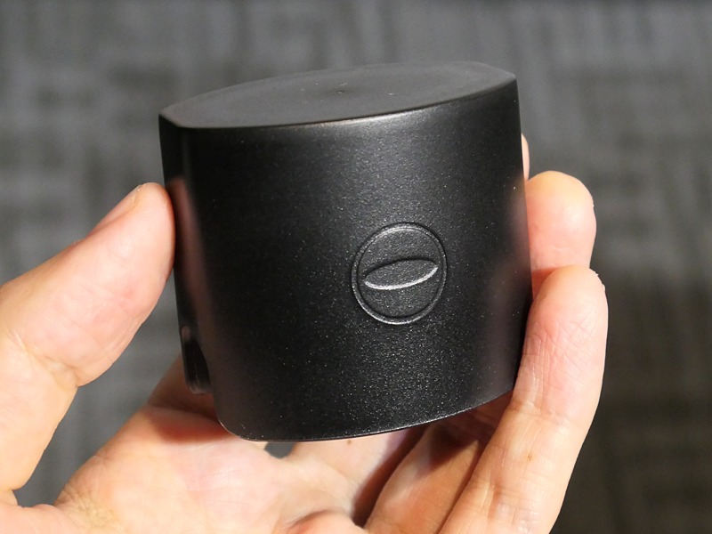 THETA Z1用のレンズキャップTL-2。内部素材の工夫によりレンズに傷がつきにくく、撮影時は底部に差し込むことでスタンドにもなるという。
