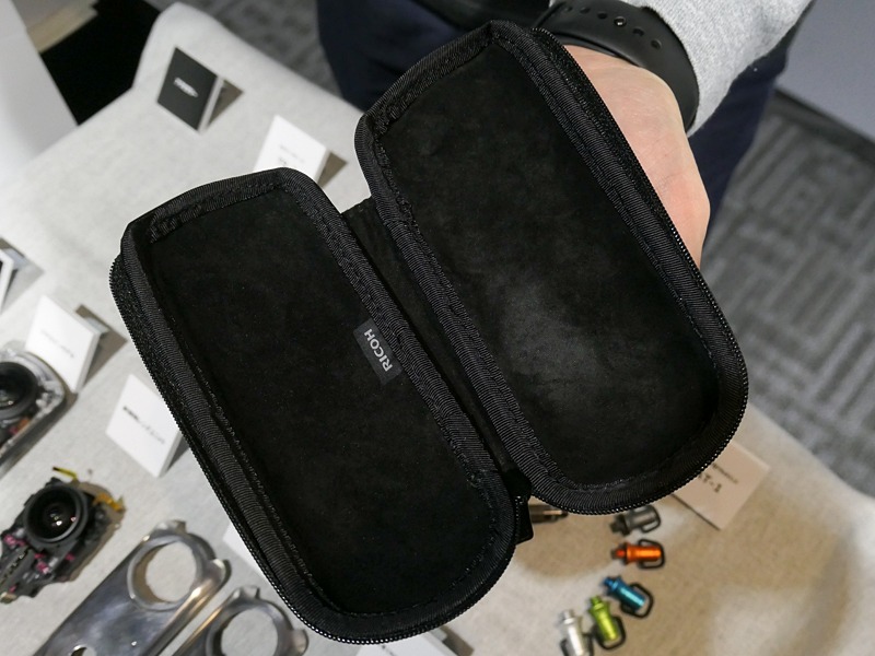 セミハードケースTS-2の中身。マイクロファイバーを採用。