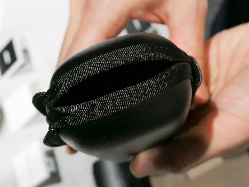 ストラップ用アタッチメントやエクステンションアダプターを付けたまま使える。