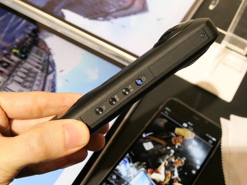 側面には「Fn」ボタンが増えた。スマートフォン連携を前提としたカメラのため、操作部はごくシンプルにしたいという考え。