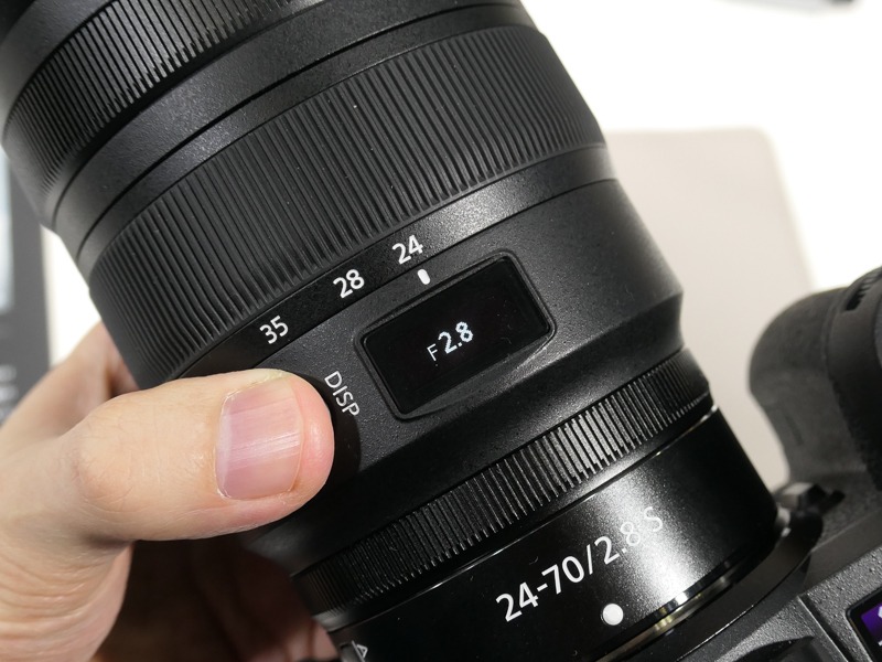 NIKKOR Z 24-70mm f/2.8 S「レンズ情報パネル」。ボタン操作により絞り値/距離指標/焦点距離表示が切り替わる。