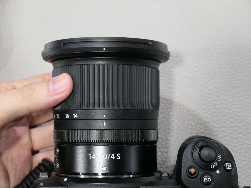 沈胴式の鏡筒で、携帯時はよりコンパクトになる。