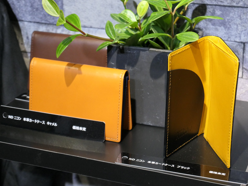 ND本革カードケース。外側はシンプルで、内側に「Nikon」のロゴなどを入れる予定という。
