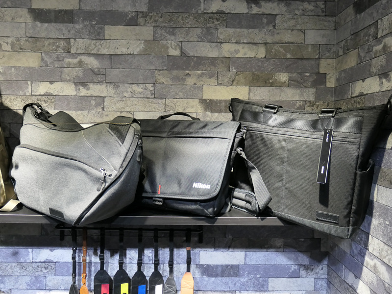 カメラバッグは、形によって素材を変える試みが行われた。スリング、ショルダー、トートの3モデル。