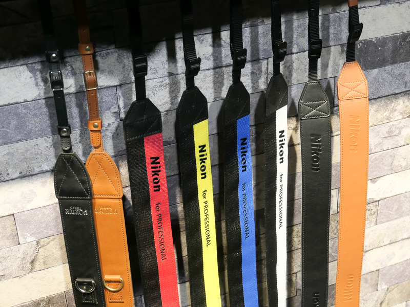中央に並ぶ4色展開のカメラストラップが参考出品。3,000円ぐらいで、夏から秋の発売を見込んでいるという。