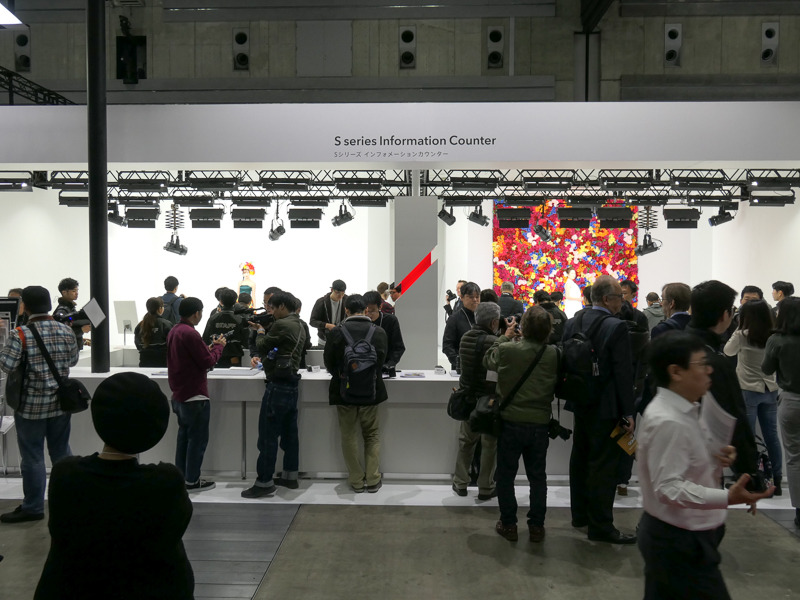 奥が撮影体験コーナー。それとは別に、待ち時間の少ない相談カウンターを通路側に用意している。どちらも説明員が1対1で対応する。