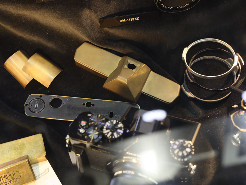 真鍮部材がならぶ。