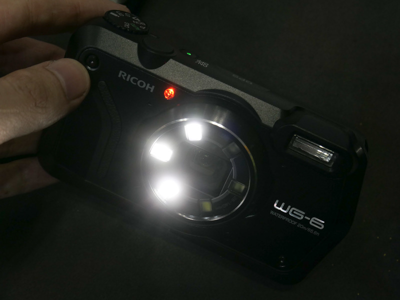 LED補助光を点灯したところ。上下左右のみを発光させることもできる。