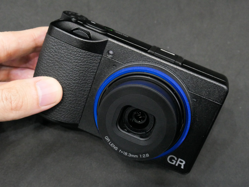 RICOH GR III。初回出荷6,000台に同梱される「オリジナルBLUEリングキャップ」を付けたところ。