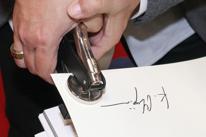 オリジナルプリントに押すエンボスが入る。